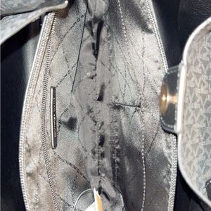 Brand new Michael kors purse never used asking 375
